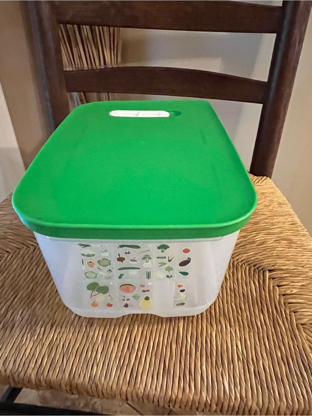 Tupperware FridgeSmart Medium Deep Veggie Saver Container 4.4L